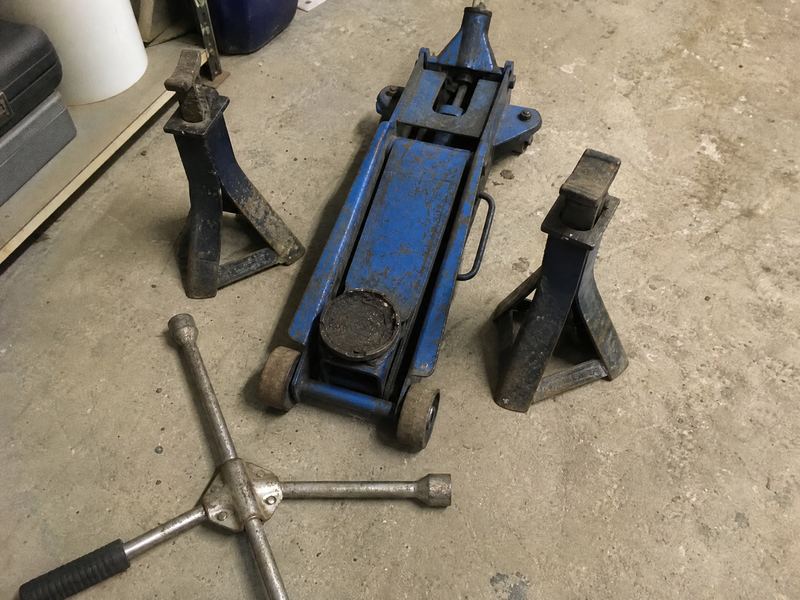 Car jack and tools